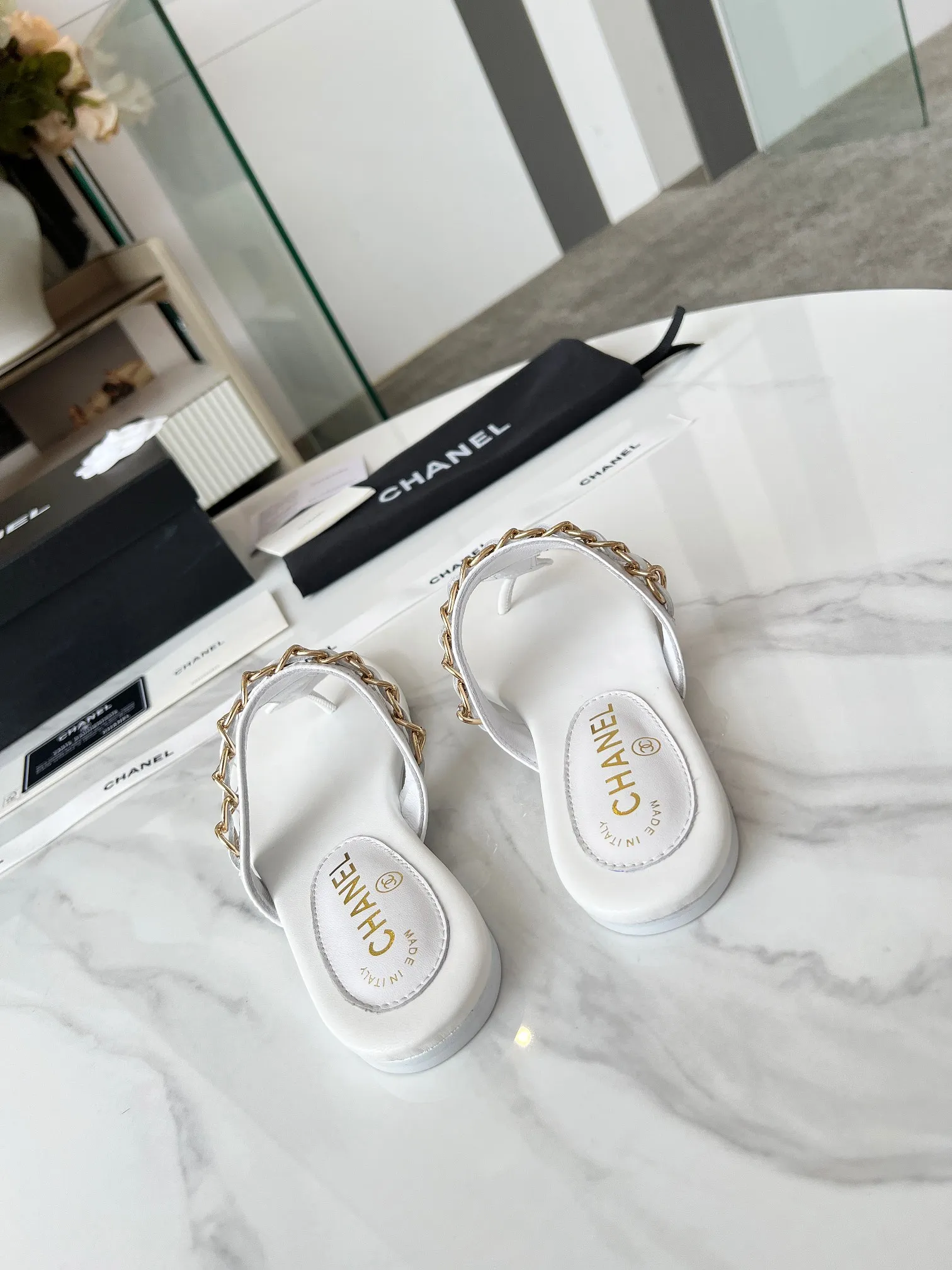 👟👟Ex-factory price 440👟👟 CHANEL｜Xiaoxiang 25 spring and summer new product Double C chain series flip-flops and sandals. Chain sandals are this year's big hit. I have been impressed by their beauty, casual and natural, and have the classic dominance of Xiangjia. From leather to hardware, the upper foot is comfortable and stylish. The fabric is made of imported lambskin, the lining is silk sheepskin, and the Italian genuine leather outsole Code number: 35-39 (40/41 customized)